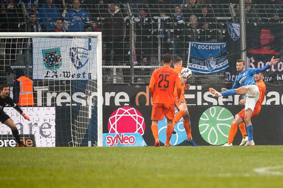 Tom Weilandt (2.v.r.) zieht ab und trifft zum 2:1 für Bochum.