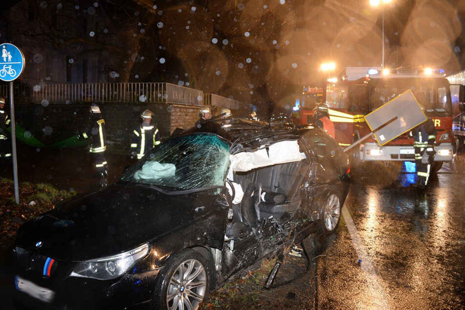 Der BMW der Autofahrerin (33) ist nach dem Crash total zerstört.