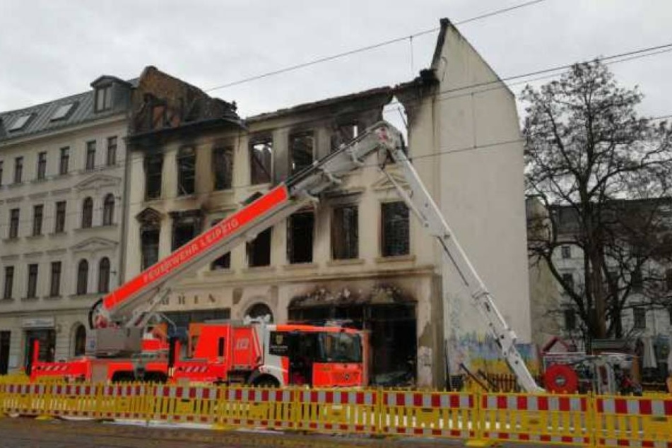 Die Straßenbahnen dürfen wieder an dem ausgebrannten Haus in der Georg-Schumann-Straße vorbeifahren.