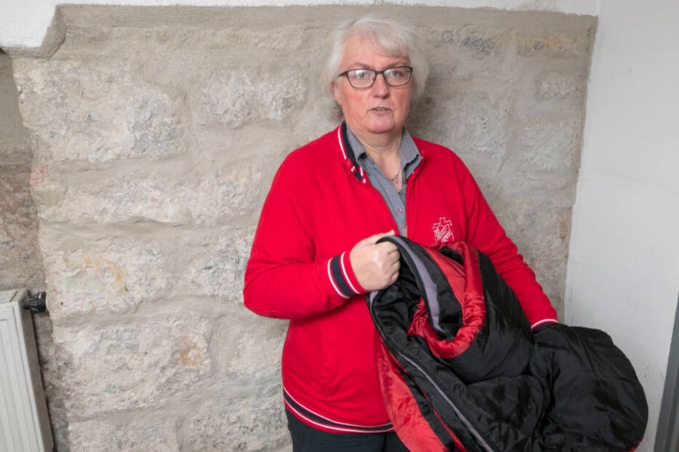 Rosi Scharf (58) von der Dresdner Heilsarmee versorgt Obdachlose unter anderem mit Schlafsäcken.
