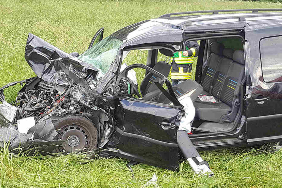 Der VW Caddy wurde durch den Crash total demoliert, die Fahrerin schwer verletzt.