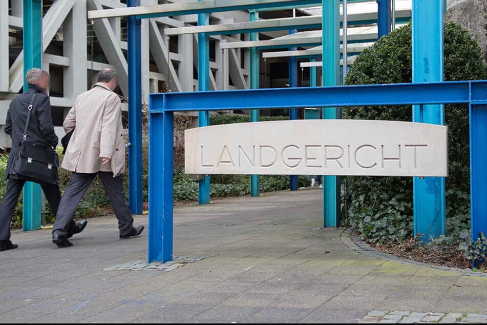 Ein 29-Jähriger hat in Bielefeld mehrfach randaliert und Menschen attackiert. Nun steht er vor Gericht.