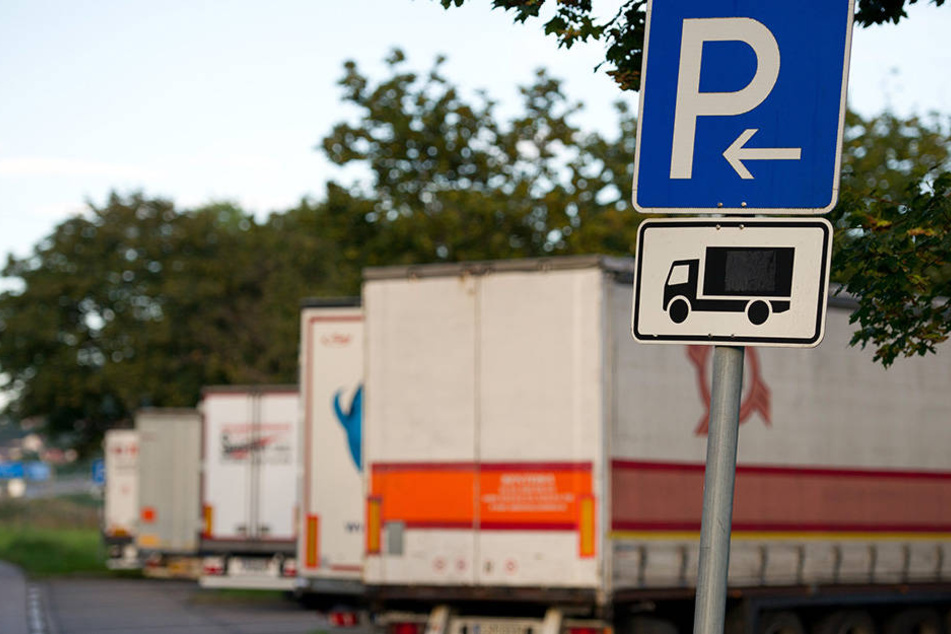 Auf einem Parkplatz auf der A14 bei Grimma schlitzten die Diebe die Plane eines Lkw auf und klauten 500 Reifen (Symbolbild).