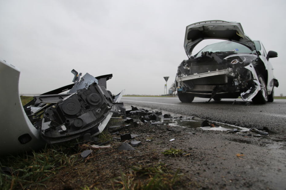 Der weiße Renault war vorfahrtsberechtigt. Die beiden Insassinnen wurden verletzt ins Krankenhaus gebracht.