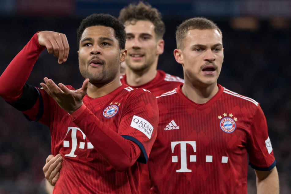 Serge Gnabry (l) feiert seinen Treffer.