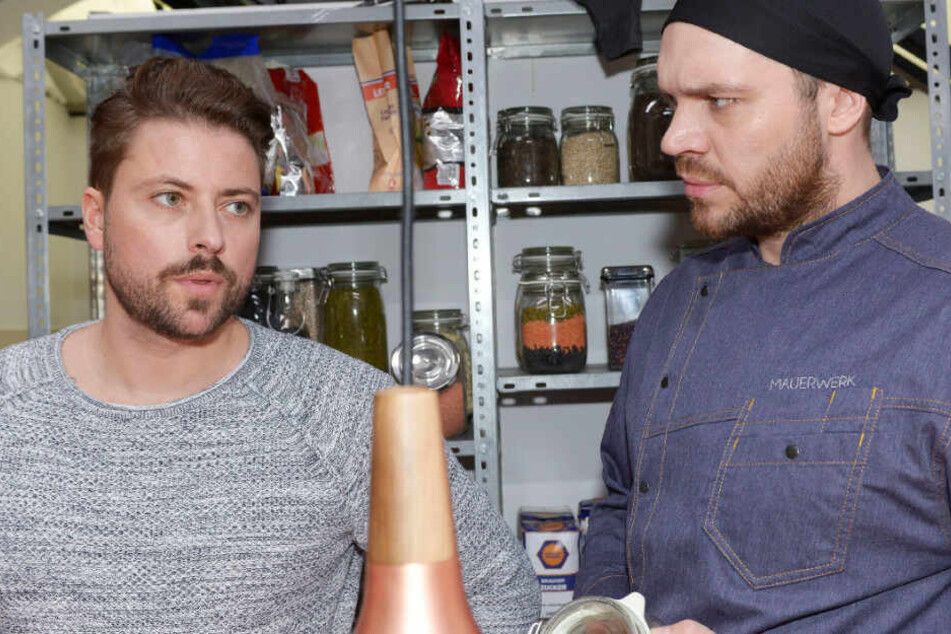 John (l) will nicht, dass Erik (r) eine Falschaussage für ihn macht.