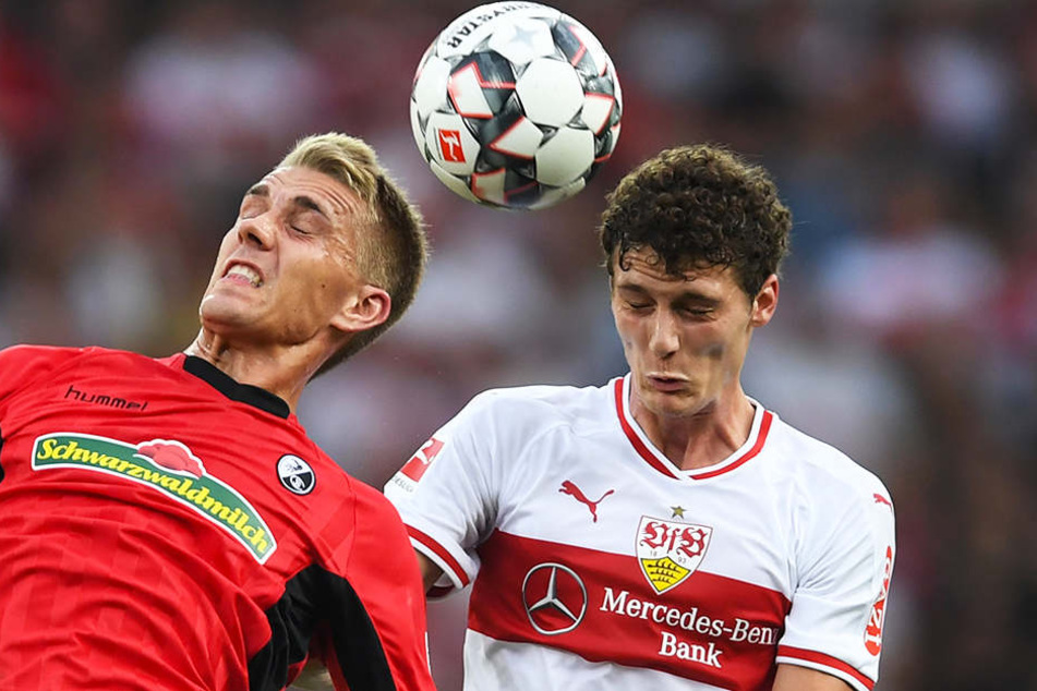 Der deutsche Nationalspieler Nils Petersen (.l) und Weltmeister Benjamin Pavard (r.) im Kopfballduell.