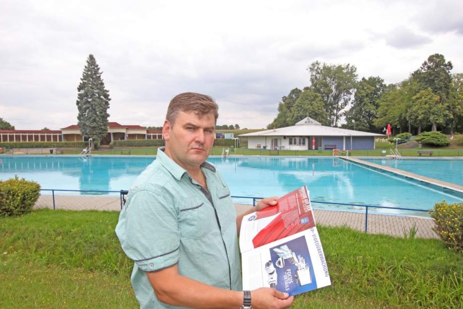 Schwimmmeister Gerd Hochmuth (52) ist stinksauer.