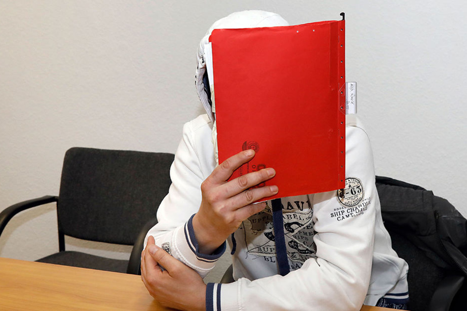 Alexander T. (37) soll zwei seiner Stiefkinder missbraucht haben. Außerdem
wird ihm die Vergewaltigung von Ex-Partnerinnen vorgeworfen.