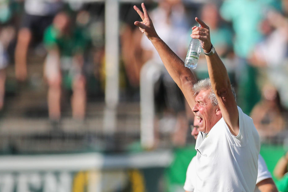 Erstmals ist die BSG Chemie Leipzig im DFB-Pokal. Und der Fünftligist schaltet einen Zweitligisten aus. In Runde zwei soll sich diese Sensation wiederholen. (Im Bild: Trainer Dietmar Demuth)