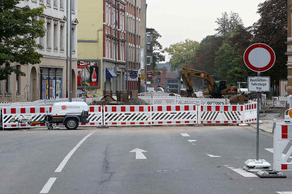 Seit dem Sommer werden in der Zwickauer Straße ein Abwasserkanal, die Fahrbahn und die Gehwege erneuert.