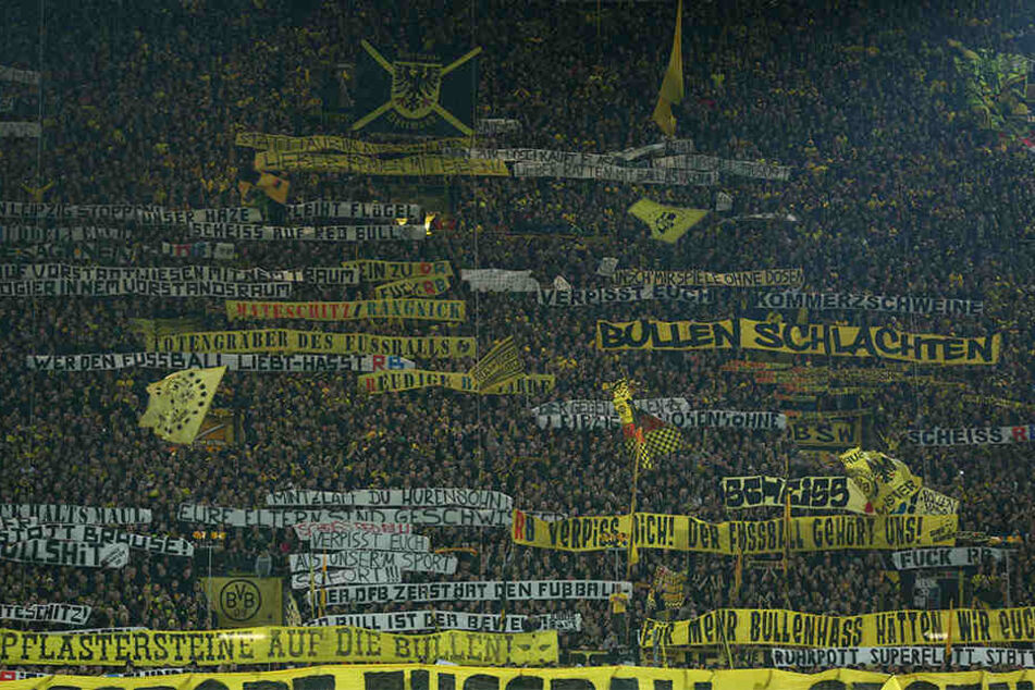 Schmähplakate gegen RB Leipzig auf der Dortmunder Südtribüne. Gegen Wolfsburg musste sie leer bleiben.