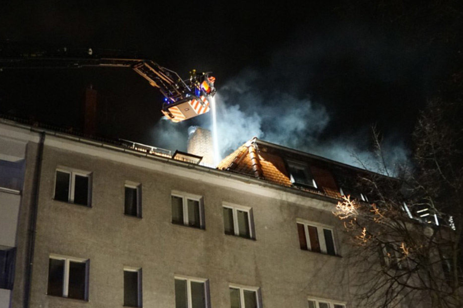 In einer Hebebühne wurden die Einsatzkräfte über das Wohnhaus gefahren.