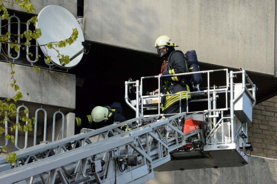 Von einer Drehleiter aus löschten die Feuerwehrmänner den Brand.