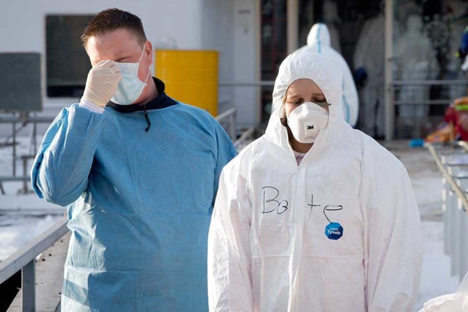 Der Norovirus wird über Tröpfchen übertragen und ist deshalb sehr ansteckend. Hilfskräfte tragen deshalb Schutzausrüstung, wenn sie mit Erkrankten in Kontakt kommen.