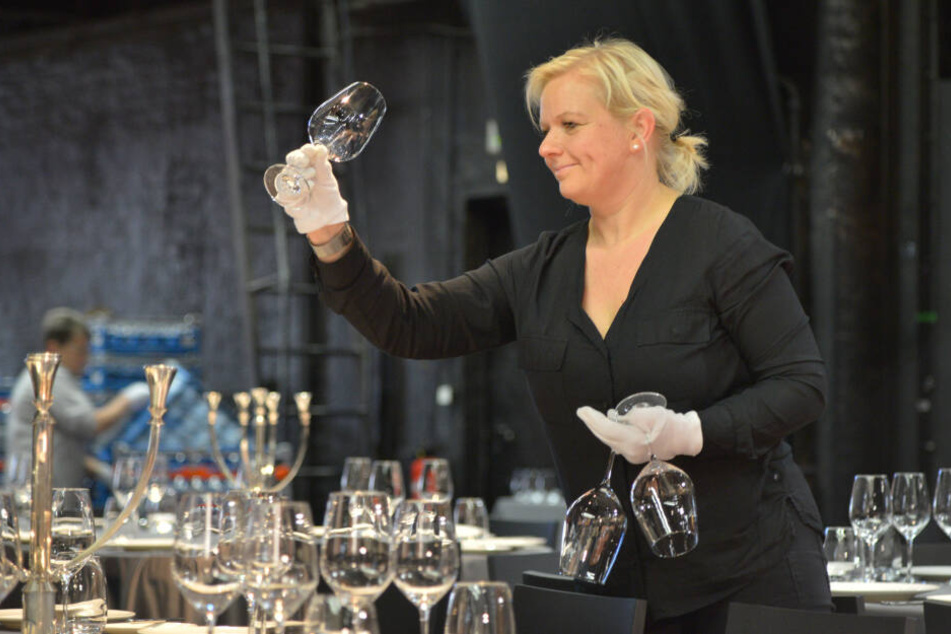 Ulrike Drischmann (41) deckte schon am Freitag die Tische ein.