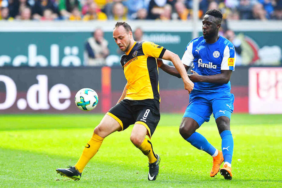 Dynamos Rico Benatelli (l.) hatte Ende der vergangenen Spielzeit gegen Holstein Kiel um Kingsley Schindler keine Chance.