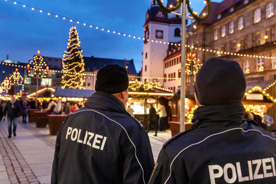 Schon zur Eröffnung war die Polizei präsent. Glühwein-Genießer am Steuer müssen mit Kontrollen rechnen.