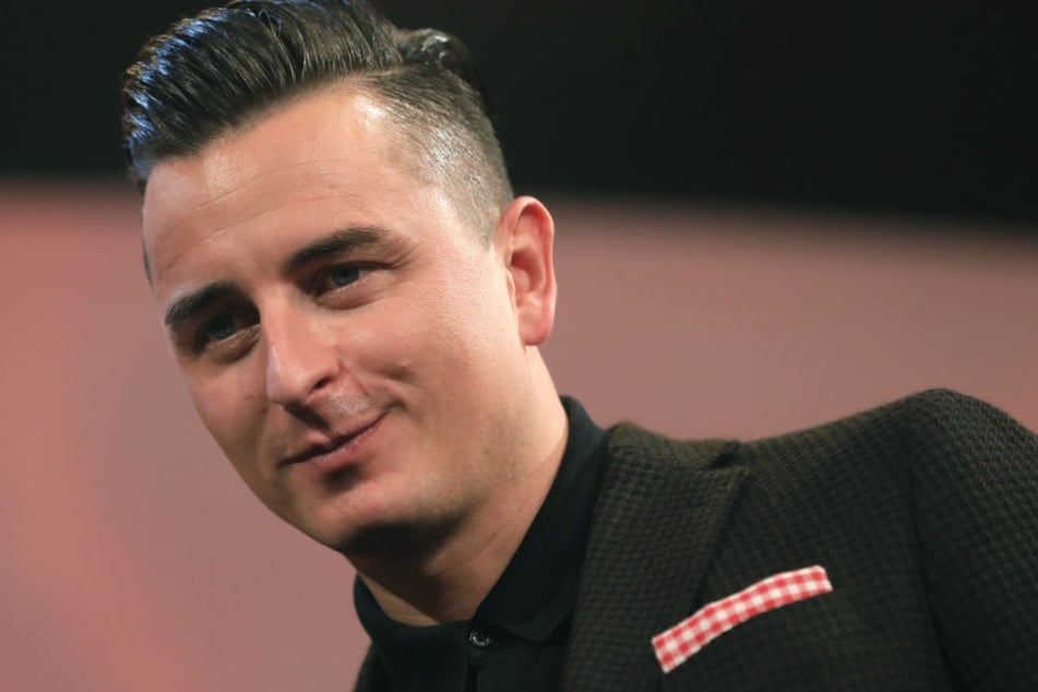 Andreas Gabalier hat ein Grabmal für seinen Vater und seine Schwester geschnitzt, jetzt haben er und sein Bruder es aufgestellt.
