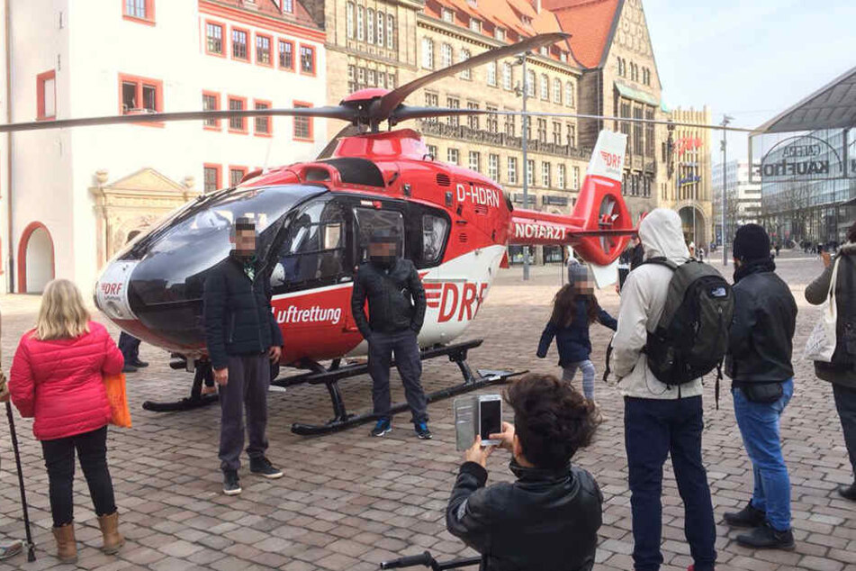 Viele Passanten machten sogar Selfies mit dem Helikopter.