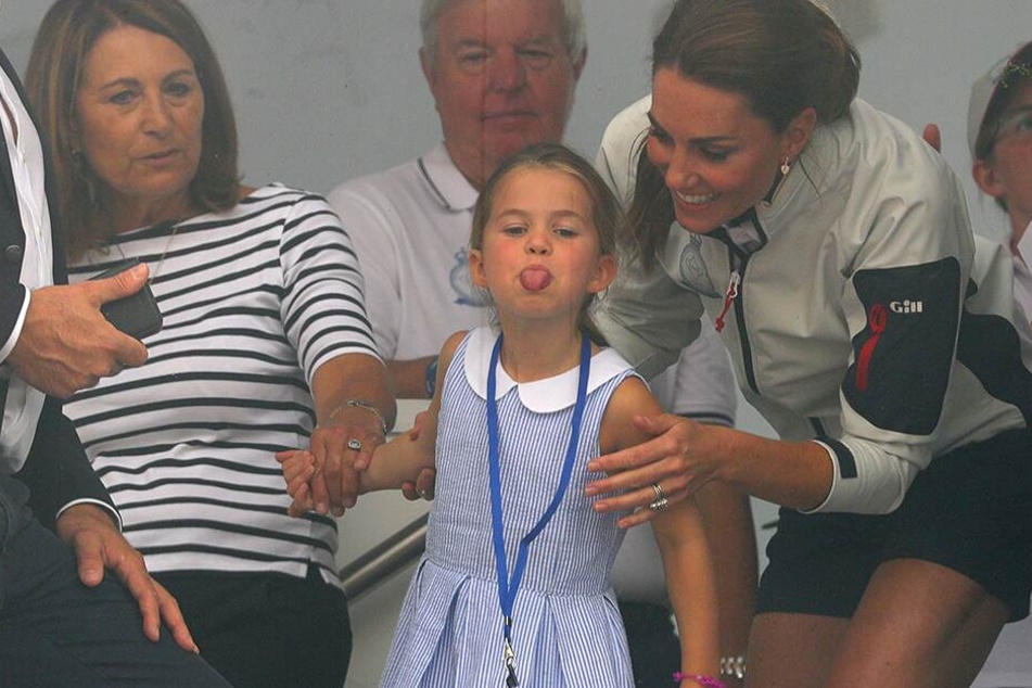 Die britische Prinzessin Charlotte streckt bei der Siegerehrung der "King's Cup-Regatta" die Zunge heraus.