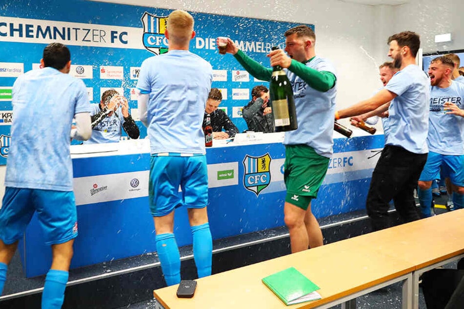 Übermütige CFC-Spieler spritzen mit Sekt und Bier auf der Pressekonferenz.
