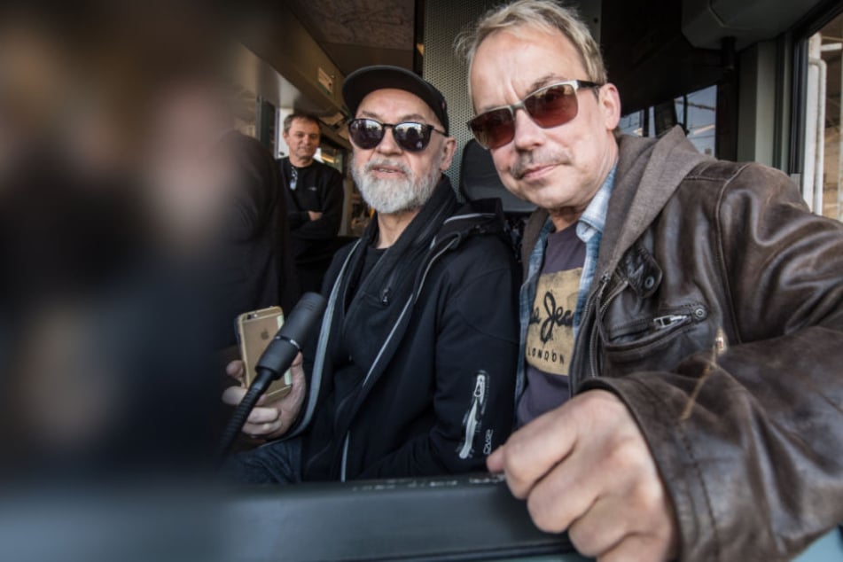 Das Duo leiht dabei zwei Steckdosen die Stimme.