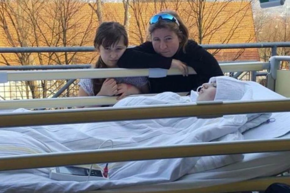 Seit dem Unfall kümmert sich Alinas Mutter Susann (34, hier neben ihrer zweiten Tochter Monique (10)) fürsorglich um ihre Tochter. Doch sie sagt auch, dass sie zum Pflegefall wird und die Familie ein barrierefreies Haus kaufen oder bauen will und muss.