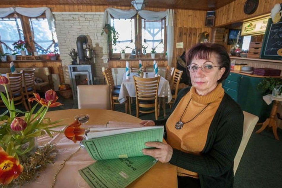 Waltraud Pecher (72) wehrt sich mit Händen und Füßen gegen die Räumungsklage
ihres eigenen Sohnes.