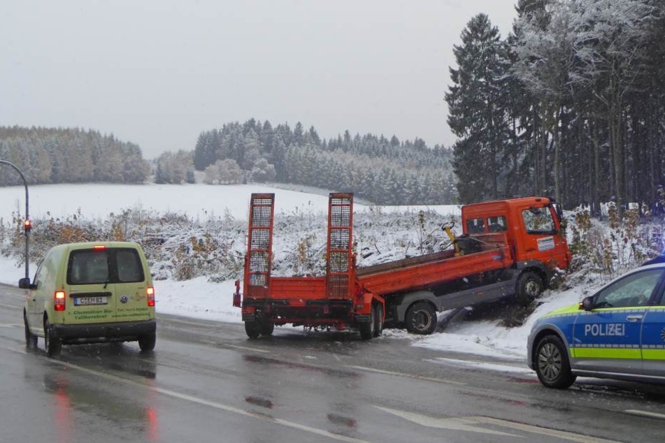 Dieser Transporter landete im Erzgebirge im Straßengraben.