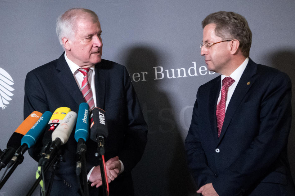 Seehofer (l) äußert sich nach der Sondersitzung des Innenausschusses im Deutschen Bundestag in Anwesenheit von Maaßen.