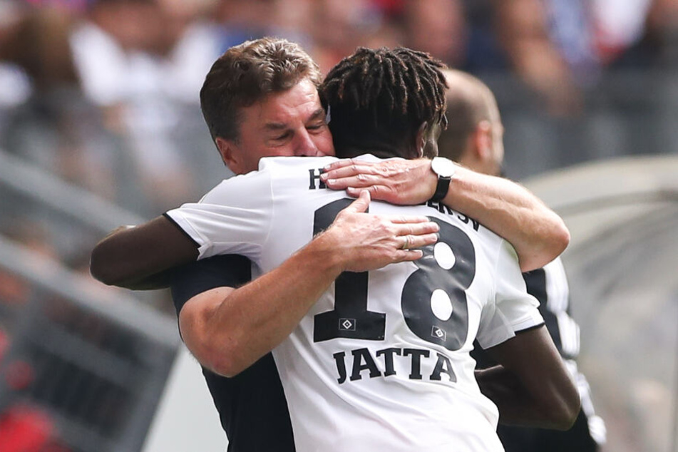Bakery Jatta bedankte sich nach seinem Tor bei Trainer Dieter Hecking.