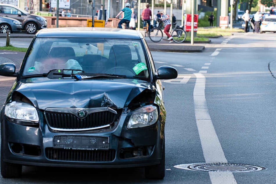Der schwarze Skoda knallte auf den Wagen der Johanniter.