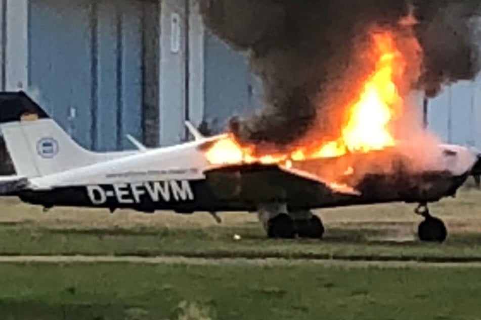 Im pfälzischen Speyer brennt das Kleinflugzeug nieder.