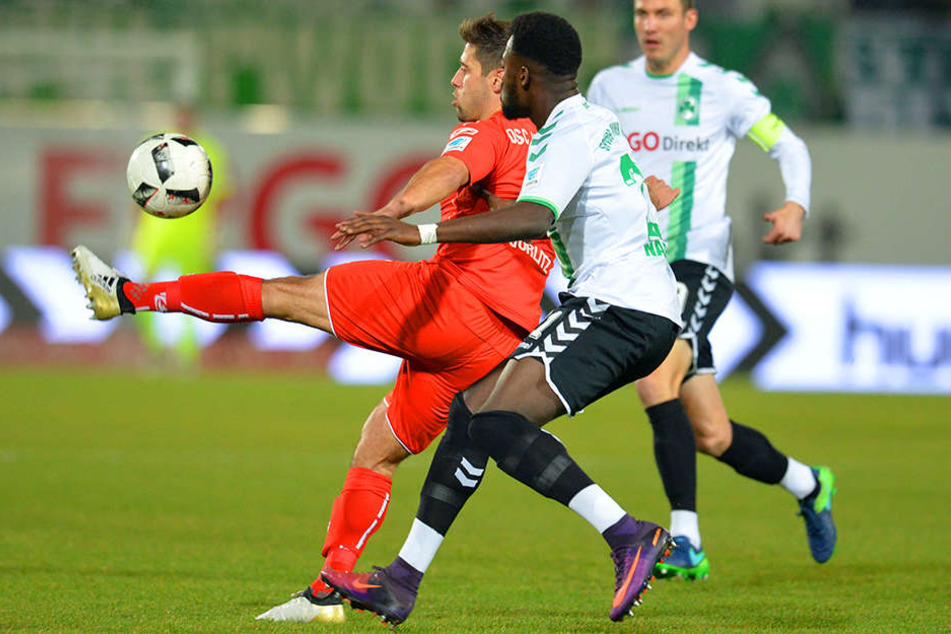 Khaled Narey von Fürth spielt gegen Michael Görlitz (links) von Bielefeld.