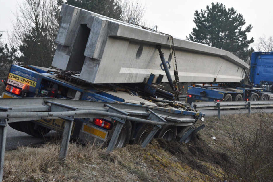 Das Heck des Lastwagens war in den Graben gerutscht, nichts ging mehr.