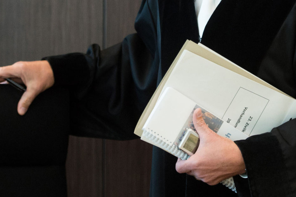 Vor Gericht gelten auch bei großer Hitze Vorschriften für die Kleidung. (Symbolbild)