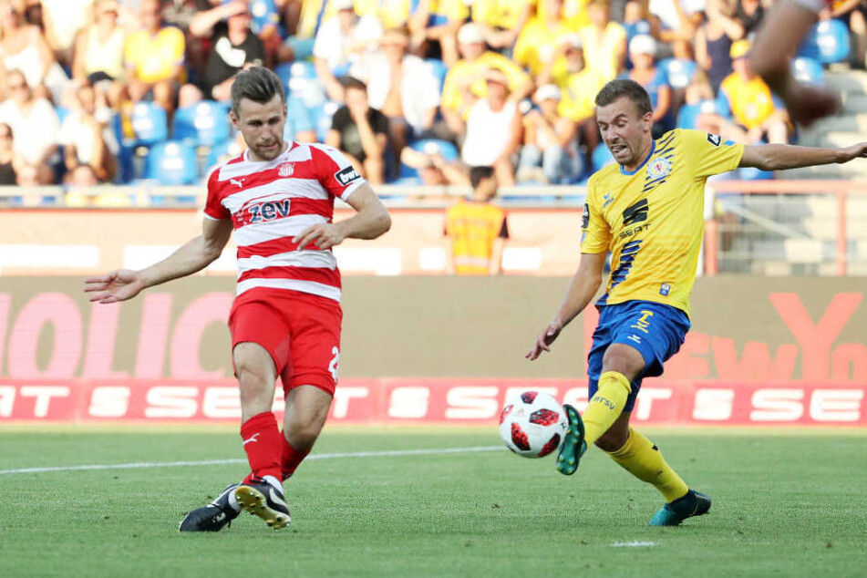 Perfekte Schusstechnik: Nils Miatke (l.) trifft nach Zuspiel von Christian Bickel zum 1:0 für Zwickau in Braunschweig. David Sauerland kann nicht mehr eingreifen.