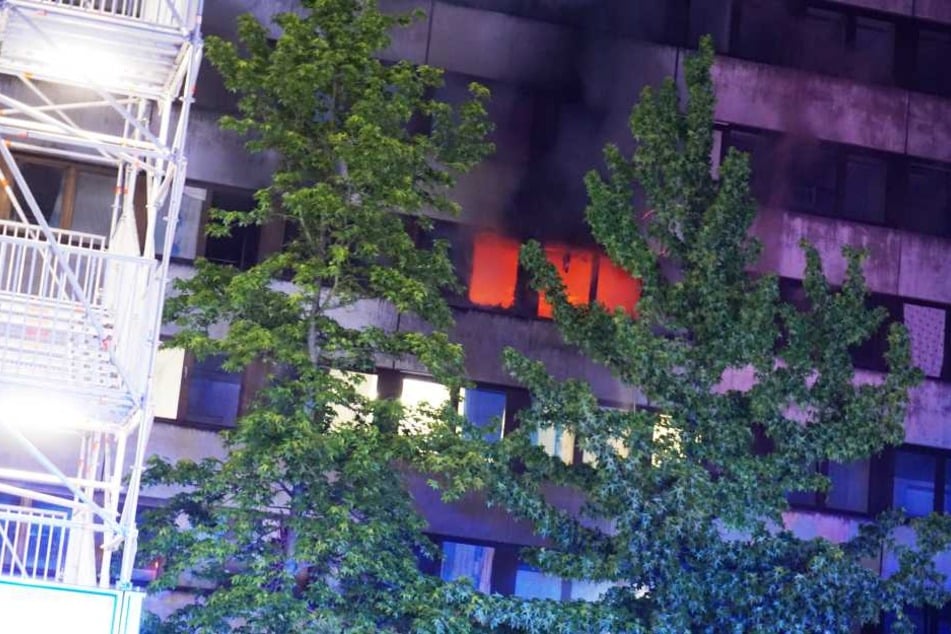 Durch das Feuer wurde eine Person verletzt.