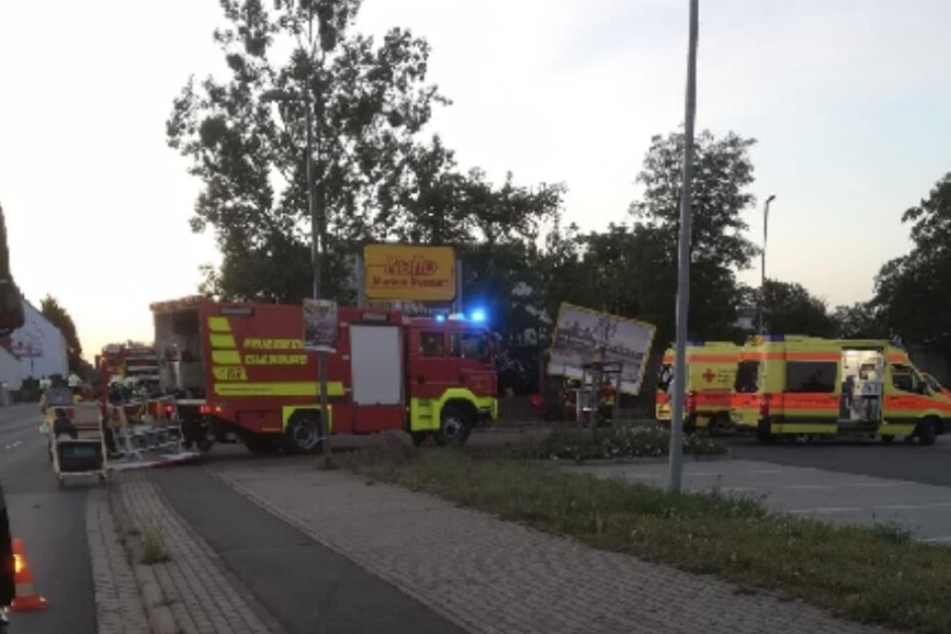Der VW krachte in das Gelände eines Kita an der Torgauer Landstraße und blieb auf dem Dach liegen.