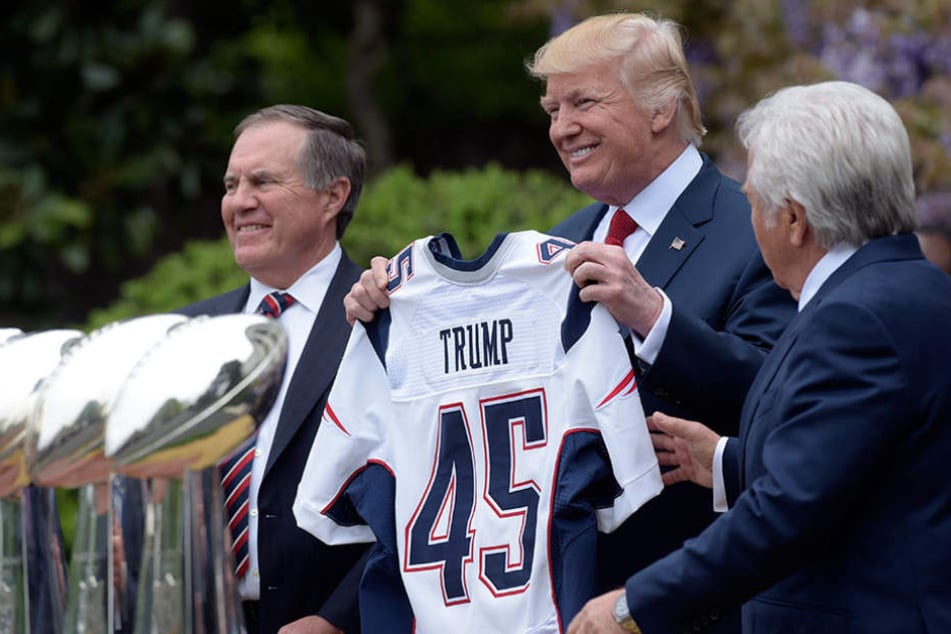 Der 45. US-Präsident Donald Trump bekam ein Trikot mit "seiner" Rückennummer überreicht.