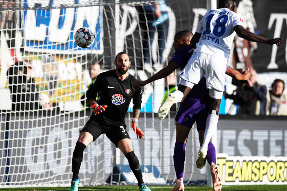 Daniel Haas (l.) bei der 1:3-Heimniederlage gegen den Hamburger SV im Auer Kasten.
