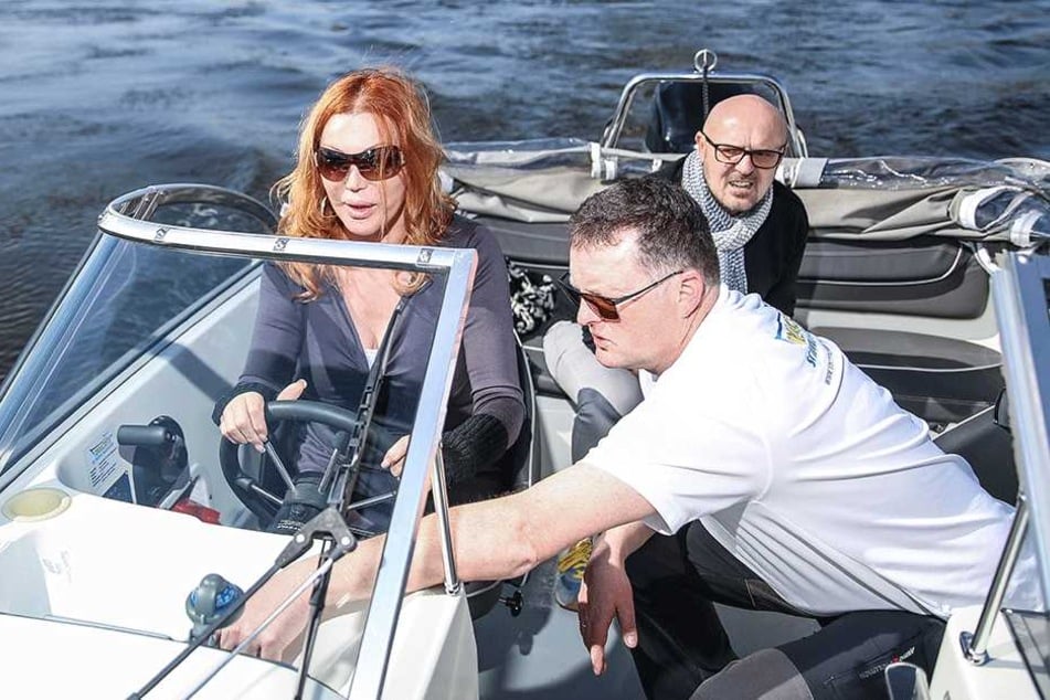 Gunter Zerbst (48, vorn), Inhaber der "Yachtschule Meissen", gibt Zora Schwarz Fahrstunden auf der Elbe.