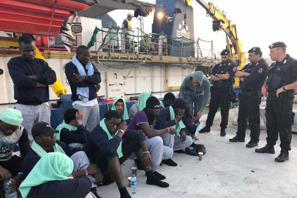 Die Polizei umstellte an Land die Flüchtlinge.