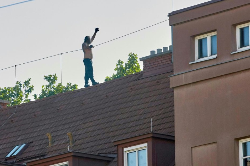 Ein mutmaßlicher Straftäter ist vor der Polizei auf das Dach seines Hauses in Wien-Hernals geflüchtet.