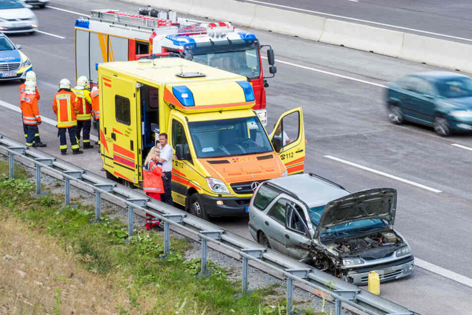 Der Renault wurde bei dem Unfall auf der A4 stark beschädigt.