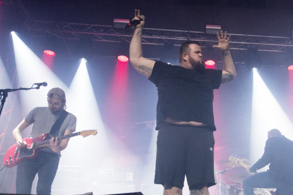 Die Band Feine Sahne Fischfilet heizt ihre Fans ein.