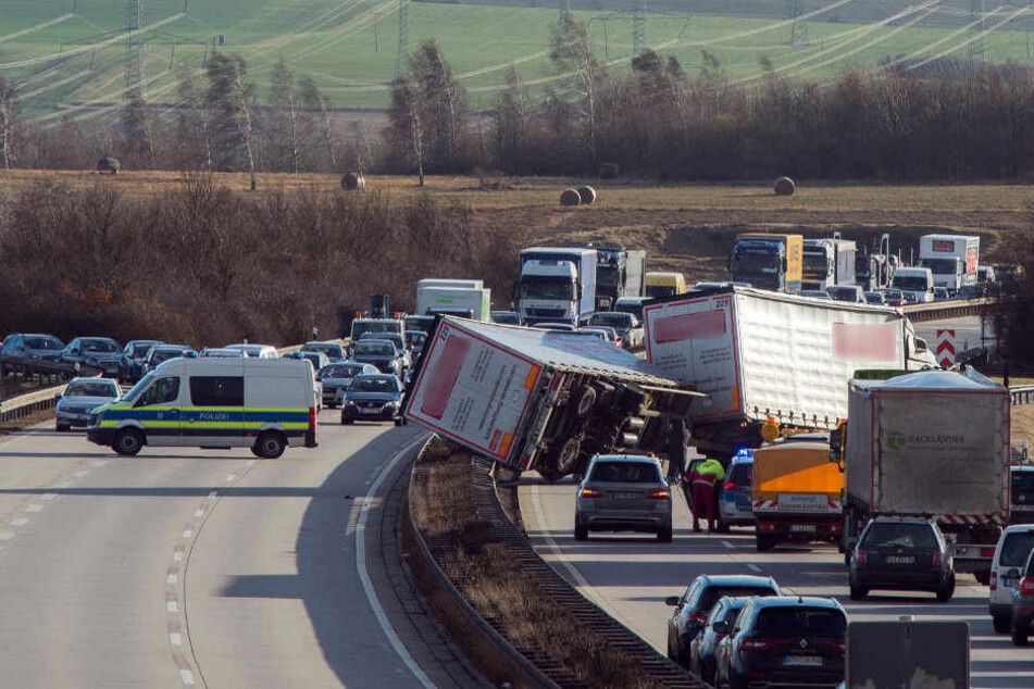 Auf der A71 in Höhe des Erfurter Beckens stürzte ein Laster um.
