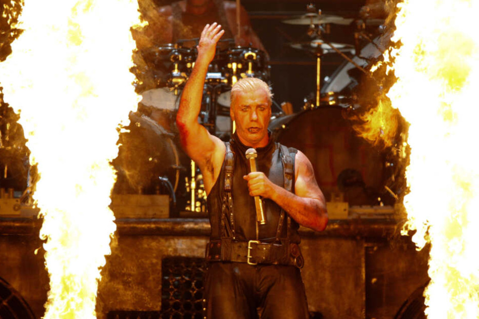 Till Lindemann, Sänger der Band Rammstein, steht bei einem Konzert zwischen Flammen auf der Bühne. (Archivbild)
