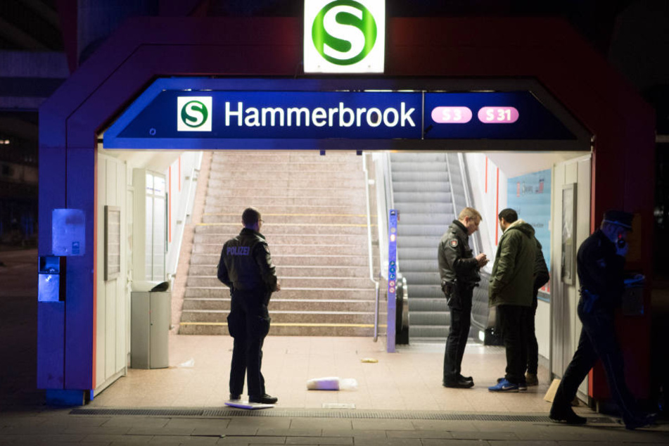 Die Polizei vernahm an der S-Bahn-Station Hammerbrook nach einer Messerattacke Zeugen.